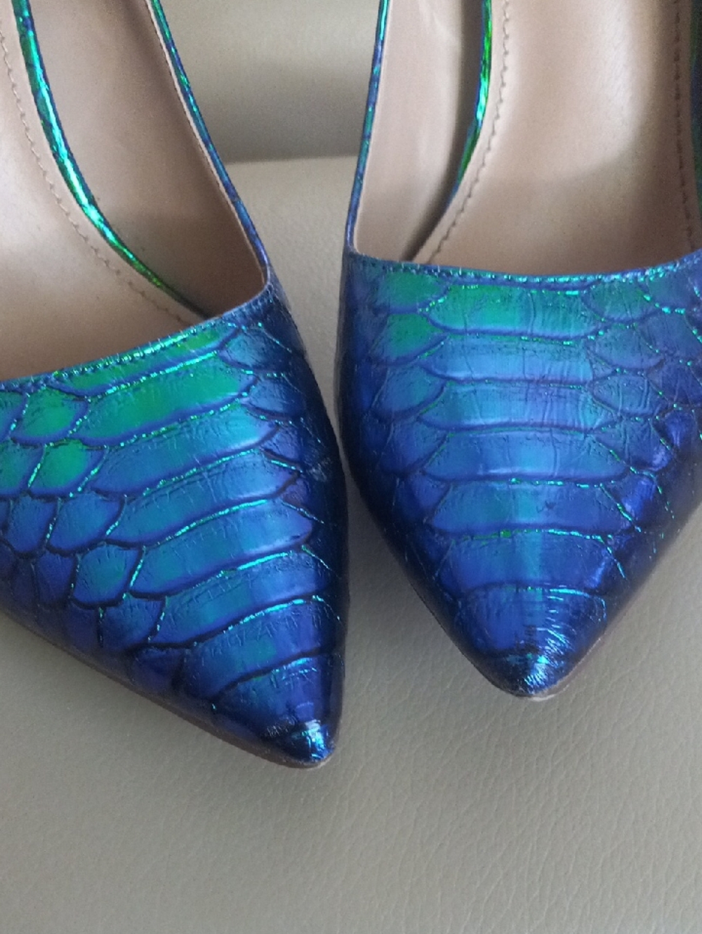 JustFab Vivienne Iridescent Blue-Green Mermaid Scale Pointed Toe Stilettos Sz 8 - Picture 8 of 13